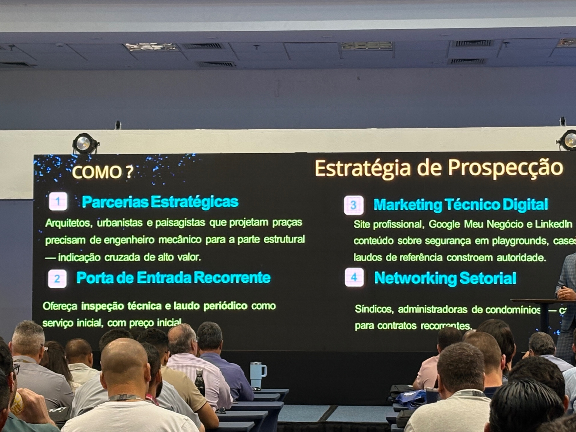 Palestra técnica sobre inspeções e laudos de engenharia mecânica com plateia de engenheiros